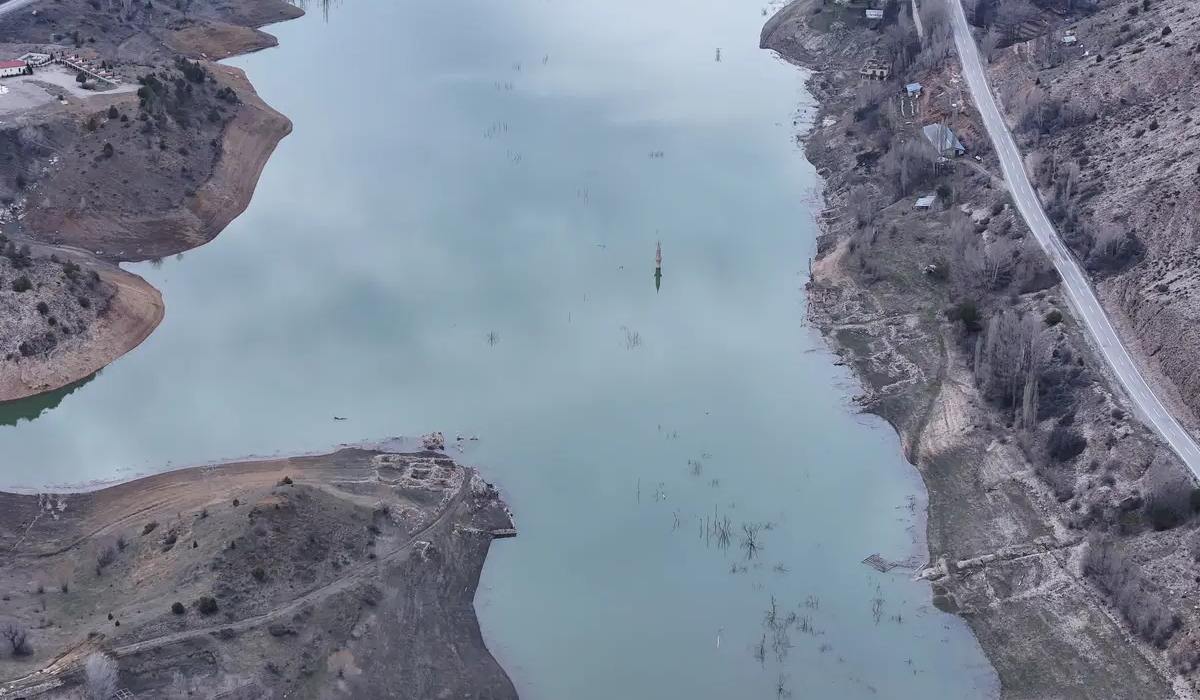 14 yıl sonra ortaya çıkan köy yeniden sular altında kaldı