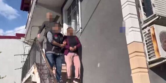 26 yıl cezası olan firari yatak odasındaki gizli bölmede yakalandı