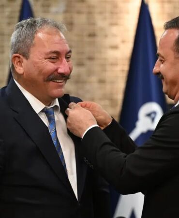 Anahtar Parti’de yeni transfer Tolga Akalın’a rozet takıldı