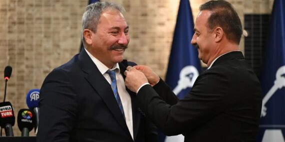 Anahtar Parti’de yeni transfer: Tolga Akalın’a rozet takıldı