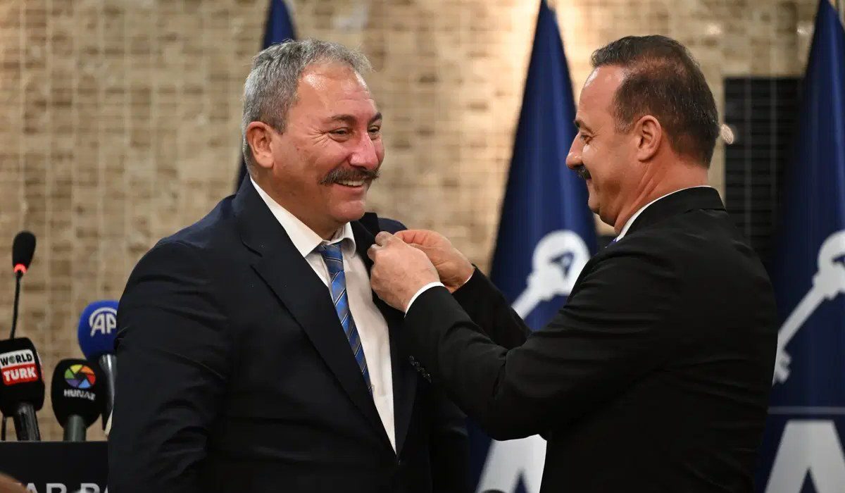 Anahtar Parti’de yeni transfer Tolga Akalın’a rozet takıldı