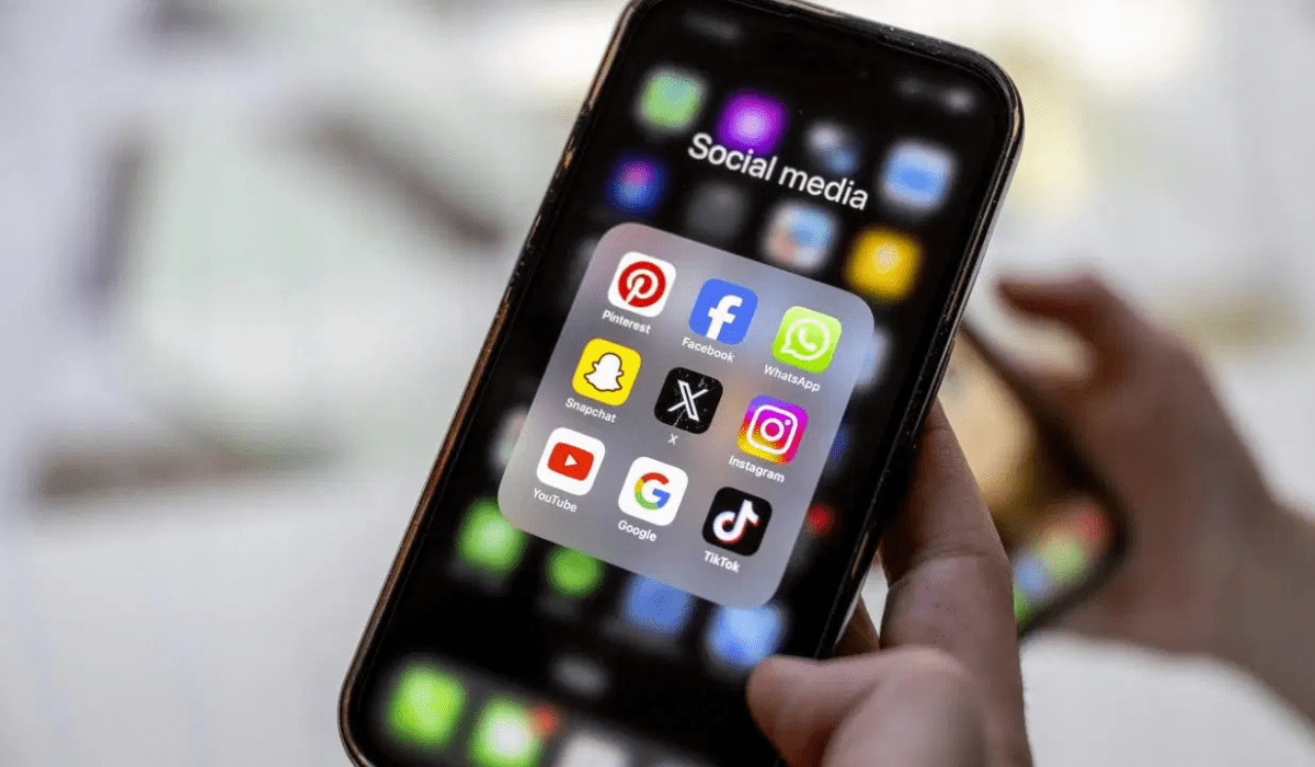 Bakan Göktaş 'yaş sınırı' açıklaması Sosyal ağ sağlayıcılar, 15 yaş altı çocuklara hizmet sunmayacak