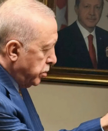 Beklenen gerçekleşti Serik Belediye Başkanı partisini değiştirdi, Cumhurbaşkanı rozetini taktı