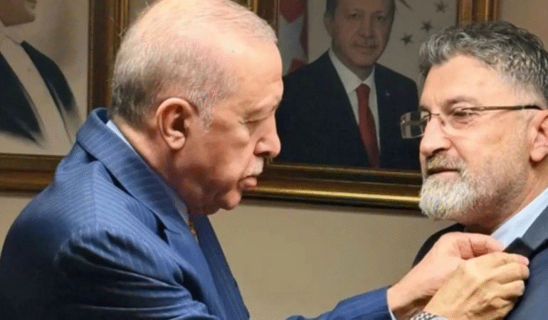 Beklenen gerçekleşti: Serik Belediye Başkanı partisini değiştirdi, Cumhurbaşkanı rozetini taktı