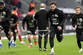 Beşiktaş tribünlerinden Lucescu için saygı duruşu