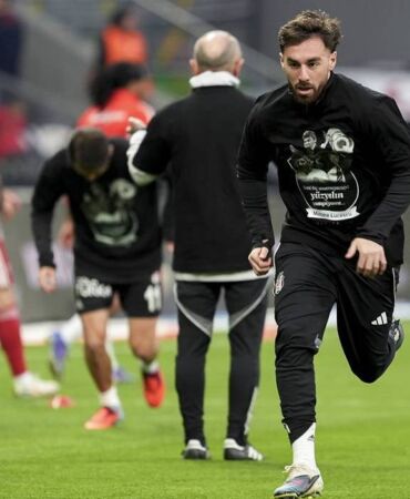 Beşiktaş tribünlerinden Lucescu için saygı duruşu