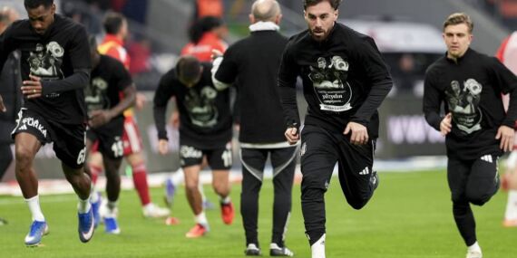 Beşiktaş tribünlerinden Lucescu için saygı duruşu