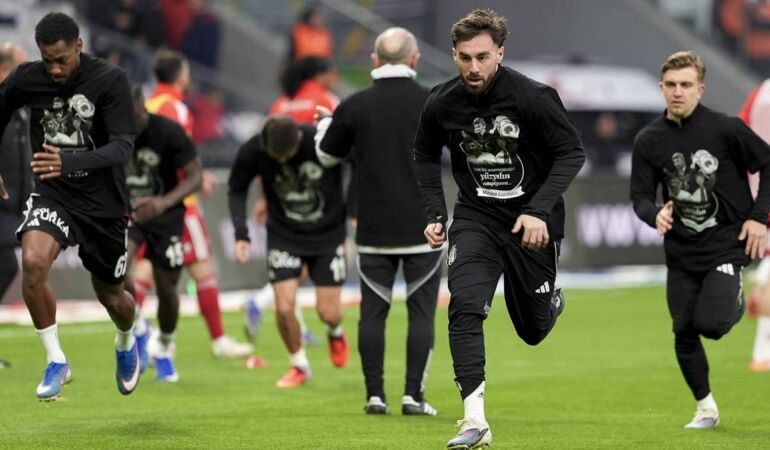Beşiktaş tribünlerinden Lucescu için saygı duruşu