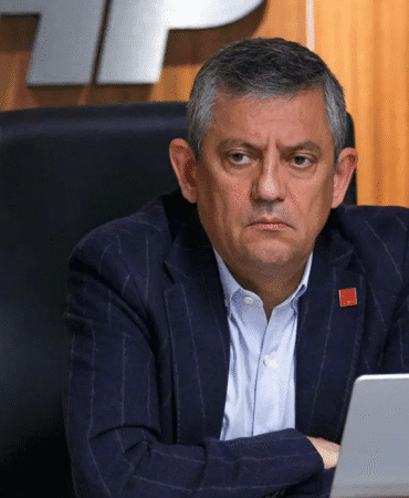 CHP MYK toplantısında başkanlık görevini Özgür Özel üstlendi