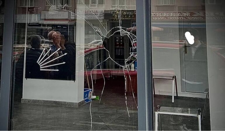 CHP'nin Keçiören İlçe Başkanlığı'na taşlı saldırı