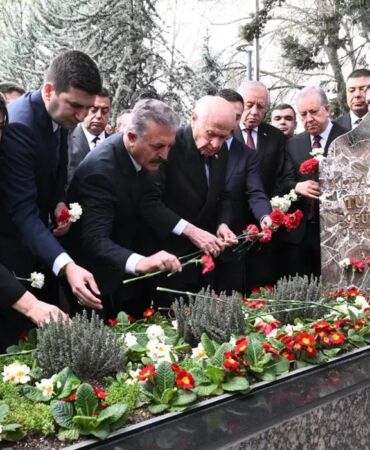 Devlet Bahçeli, Alparslan Türkeş'in kabrini ziyaret etti