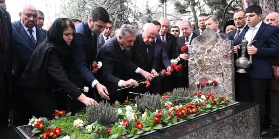 Devlet Bahçeli, Alparslan Türkeş’in kabrini ziyaret etti