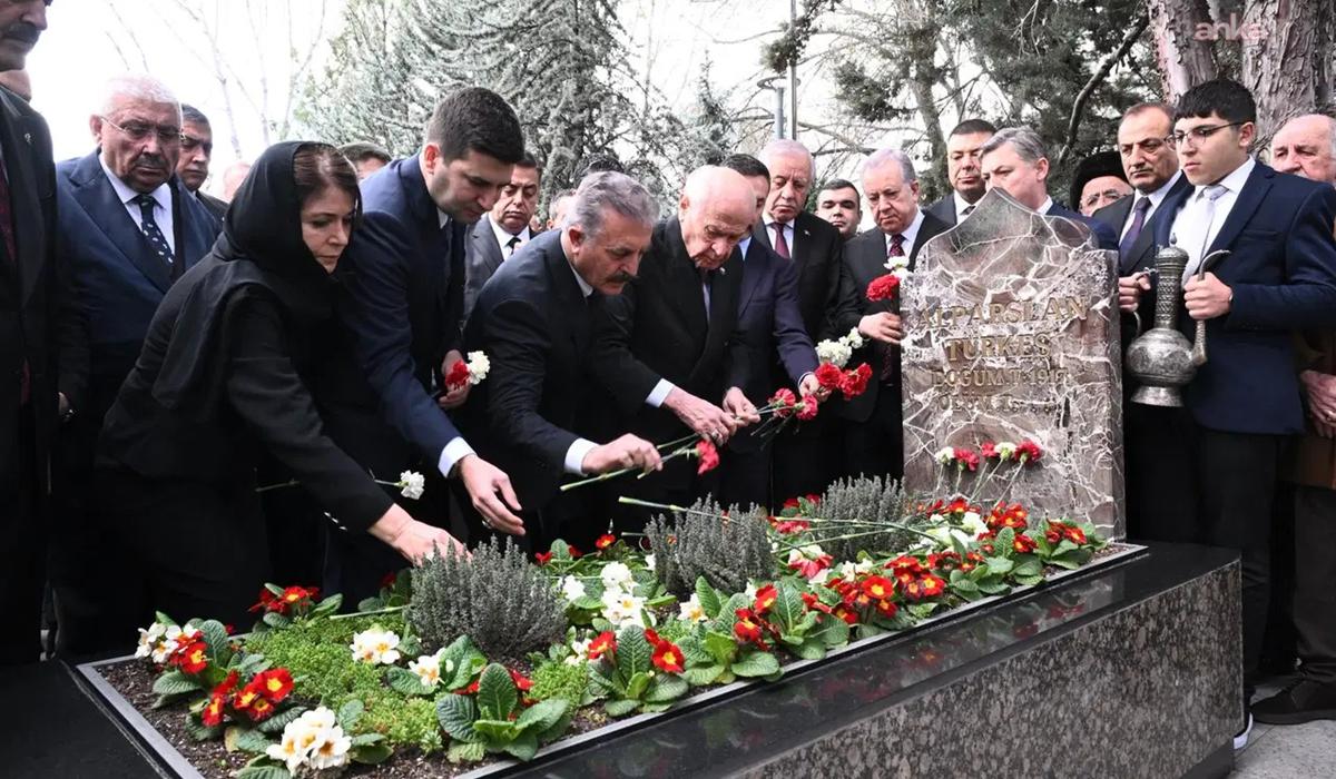 Devlet Bahçeli, Alparslan Türkeş'in kabrini ziyaret etti