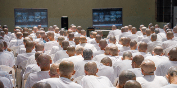 El Salvador’dan tarihe kazınacak dava: Aynı anda yüzlerce çete üyesi yargılanıyor