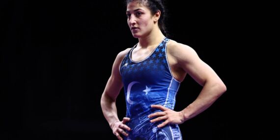 Milli güreşçi Elvira Süleyman Kamaloğlu’ndan gümüş madalya!