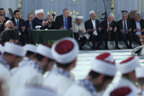 Erdoğan çocuk hafızların icazet töreninde Atatürk’e hakaret eden imamla aynı karede