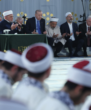 Erdoğan çocuk hafızların icazet töreninde Atatürk’e hakaret eden imamla aynı karede