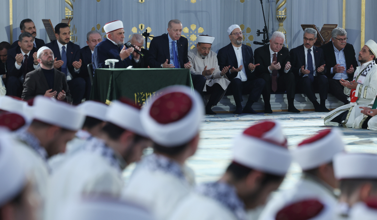 Erdoğan çocuk hafızların icazet töreninde Atatürk’e hakaret eden imamla aynı karede