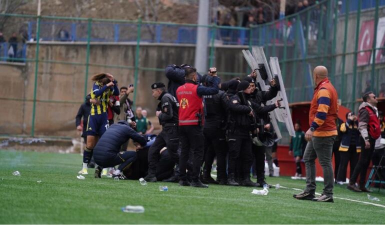 Fenerbahçe Kadın Futbol Takımı’na saldırı: ‘Yolda başımıza neler gelecek bilmiyoruz’