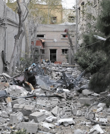 İran'da sağlık merkezi hedef alındı Pasteur Enstitüsü yıkıldı