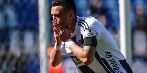 İrfan Can Kahveci kornerden attı, Kasımpaşa sahasında kazandı!