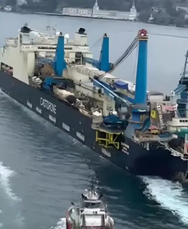 İstanbul Boğazı'nda gemi trafiği çift yönlü askıya alındı (2)