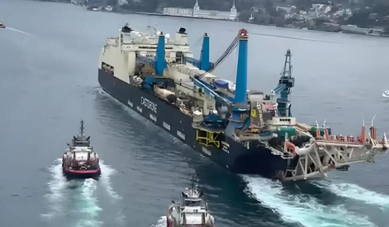 İstanbul Boğazı’nda gemi trafiği çift yönlü askıya alındı