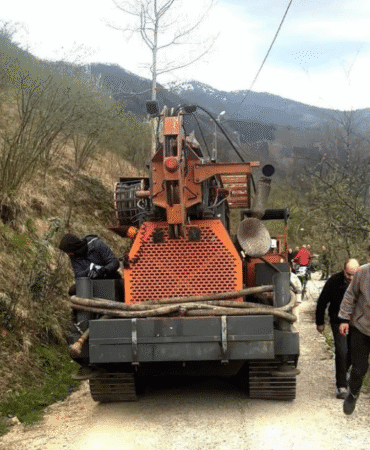 Mahkeme kararına rağmen çalışmalar sürüyor Köylüler Alagöz’ün makinelerine izin vermiyor