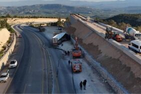 Mersin'de tır kaçış rampası inşaatına çarptı