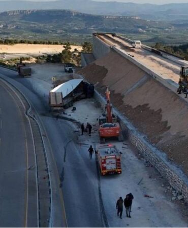 Mersin'de tır kaçış rampası inşaatına çarptı