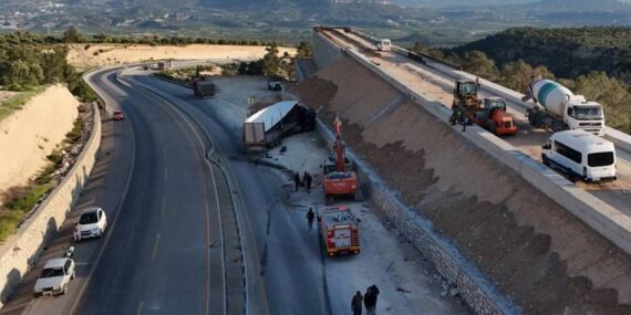 Mersin’de tır kaçış rampası inşaatına çarptı: 1 ölü, 4 yaralı