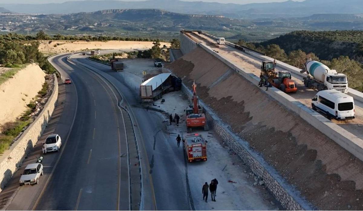 Mersin'de tır kaçış rampası inşaatına çarptı