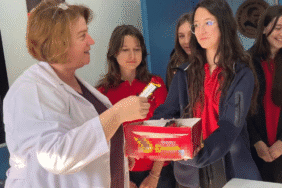 Öğrencilerden öğretmenlerine sevimli jest Küçük bir çikolata, büyük bir sevgi