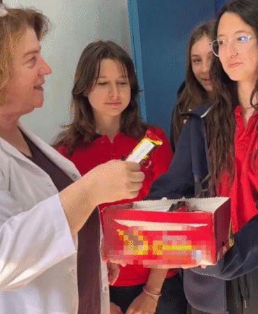 Öğrencilerden öğretmenlerine sevimli jest Küçük bir çikolata, büyük bir sevgi
