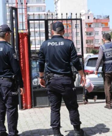 Okul ismi verip tehdit etti Evinde tabancalar ele geçirildi!