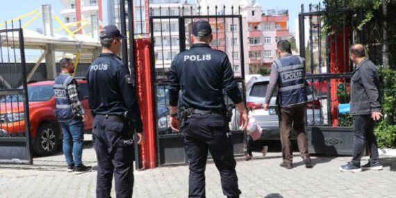 Okul ismi verip tehdit etti: Evinde tabancalar ele geçirildi!