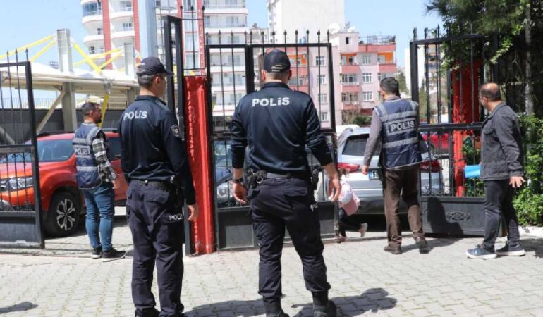 Okul ismi verip tehdit etti Evinde tabancalar ele geçirildi!