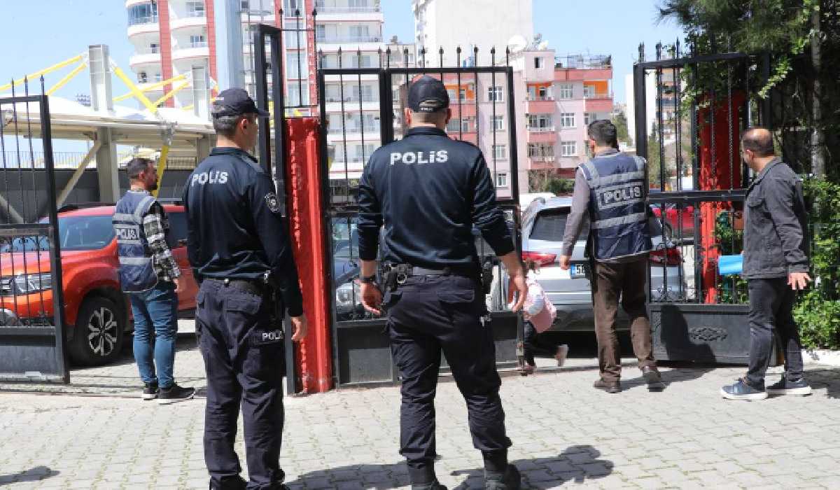 Okul ismi verip tehdit etti Evinde tabancalar ele geçirildi!