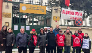 Özel İtalyan lisesi öğretmenleri büyükelçilik önünde 'Herkesi kanunlara sahip çıkmaya davet ediyoruz'