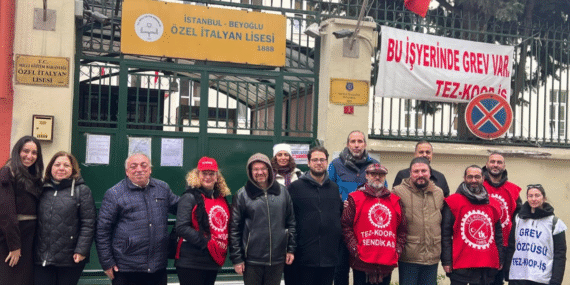 Özel İtalyan lisesi öğretmenleri büyükelçilik önünde : ‘Herkesi kanunlara sahip çıkmaya davet ediyoruz’