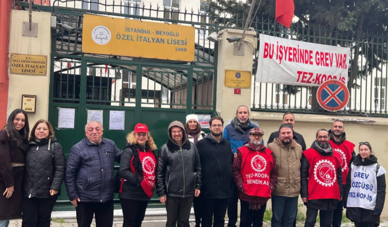 Özel İtalyan lisesi öğretmenleri büyükelçilik önünde 'Herkesi kanunlara sahip çıkmaya davet ediyoruz'