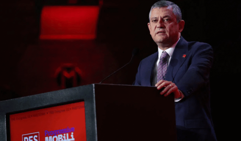 Özgür Özel Barselona’da 'Kardeş partilerimizin dayanışması inanılmaz'