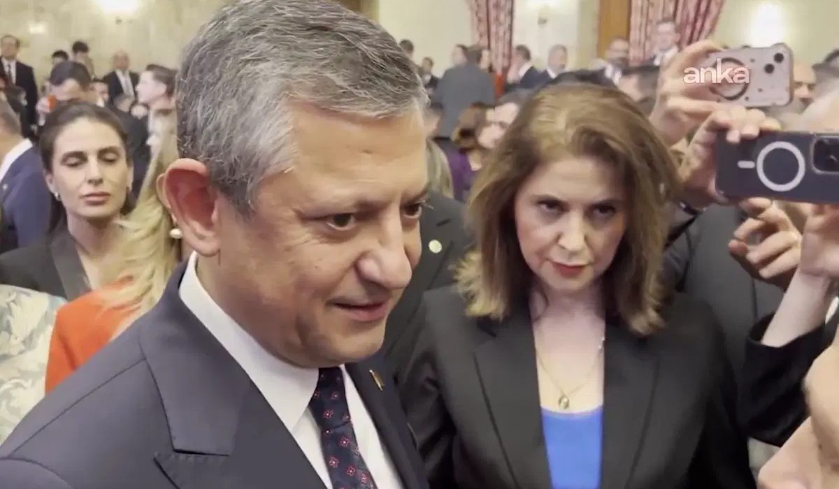 Özgür Özel ile Ercan Seki arasında TBMM’deki 23 Nisan resepsiyonunda yaşanan ‘çay’ diyaloğu sosyal medyada geniş yankı uyandırdı. Özel, medya yayıncılığına ilişkin eleştirilerini dile getirdi.