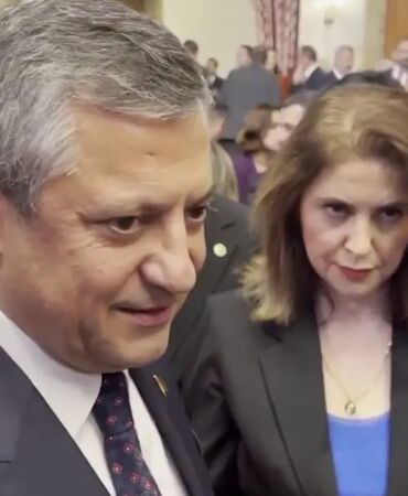 Özgür Özel ile Ercan Seki arasında TBMM’deki 23 Nisan resepsiyonunda yaşanan ‘çay’ diyaloğu sosyal medyada geniş yankı uyandırdı. Özel, medya yayıncılığına ilişkin eleştirilerini dile getirdi.