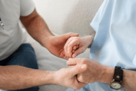 Parkinson titremeden de başlayabilir 'Gizli belirtileri tanıyın'