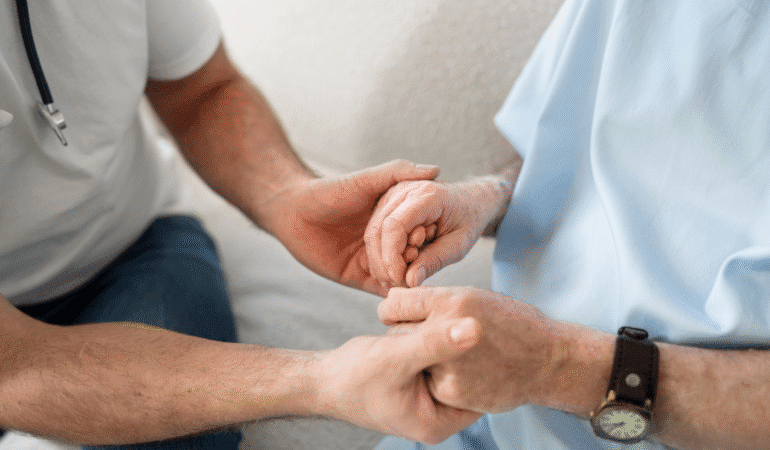 Parkinson titremeden de başlayabilir 'Gizli belirtileri tanıyın'