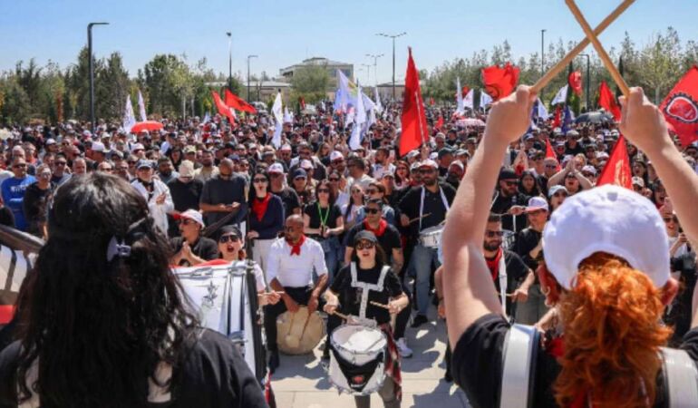 Sendikalardan geri adım yok 'Pazartesi yeniden meydandayız'