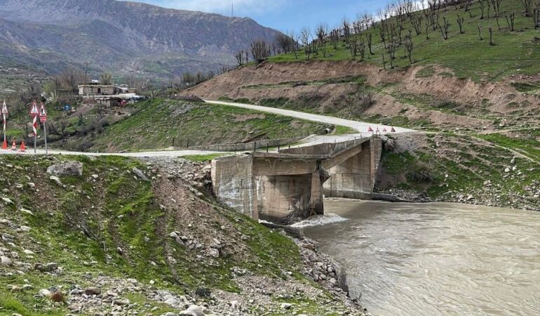 Van'ın Çatak ilçesinde köprü çöktü, mahalle 10 gündür yardım bekliyor