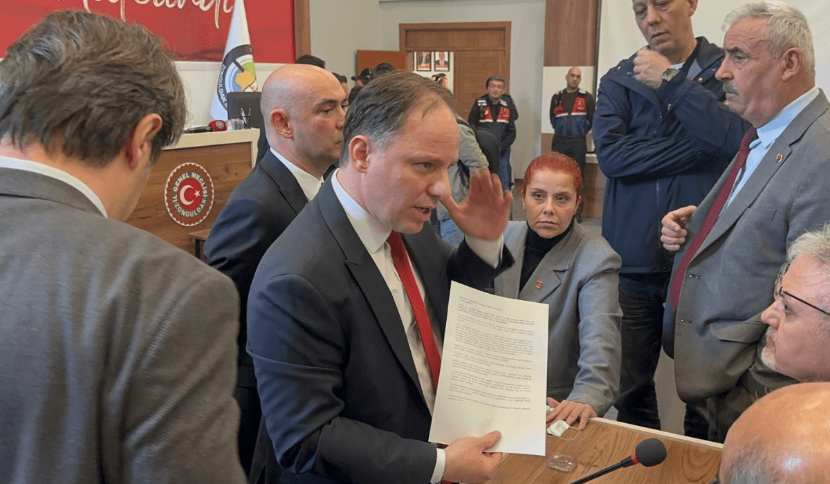 Zonguldak’ta geçersiz oy krizi İl Genel Meclisi oylamasında arbede yaşandı