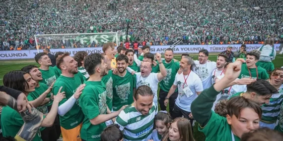 Bursaspor tarih yazdı! Şampiyon olarak Trendyol 1. Lig’e yükseldi